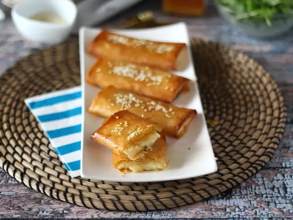Przepis Feta saganaki – grecki przepis na chrupiącą fetę z miodem