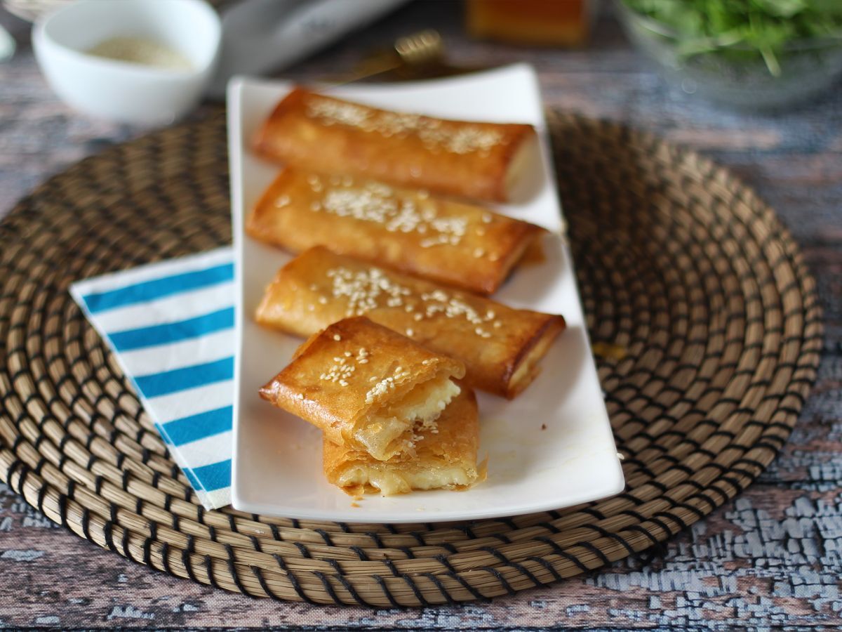 Feta Saganaki, grecki przepis na smażoną fetę z miodem