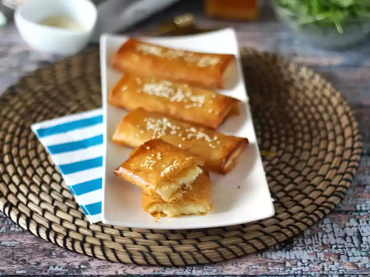 Feta Saganaki, grecki przepis na smażoną fetę z miodem