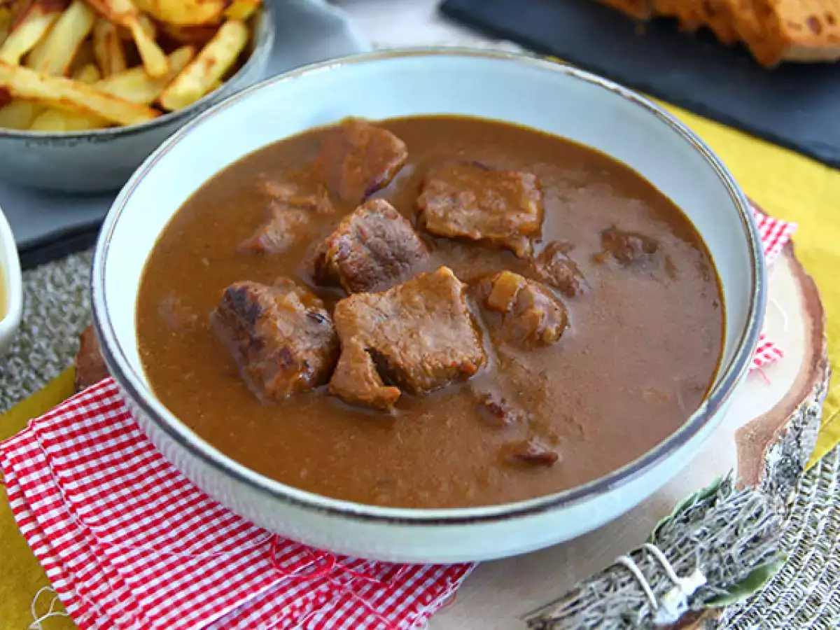 Flamandzka carbonnade – domowy gulasz wołowy w piwie