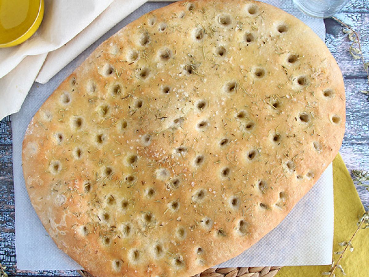 Focaccia, włoski chleb z rozmarynem - zdjęcie 3