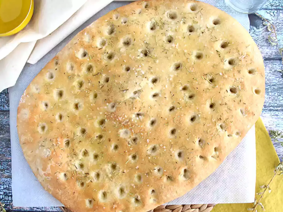 Focaccia, włoski chleb z rozmarynem - zdjęcie 3
