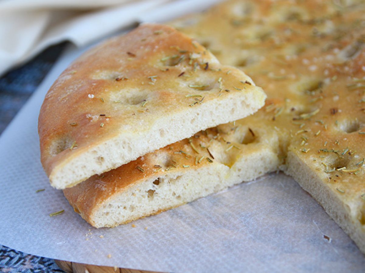 Focaccia, włoski chleb z rozmarynem - zdjęcie 4