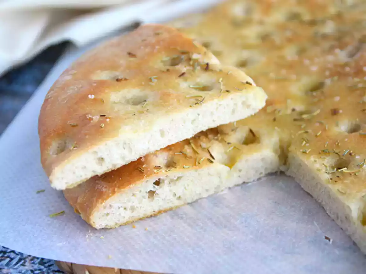 Focaccia, włoski chleb z rozmarynem - zdjęcie 4