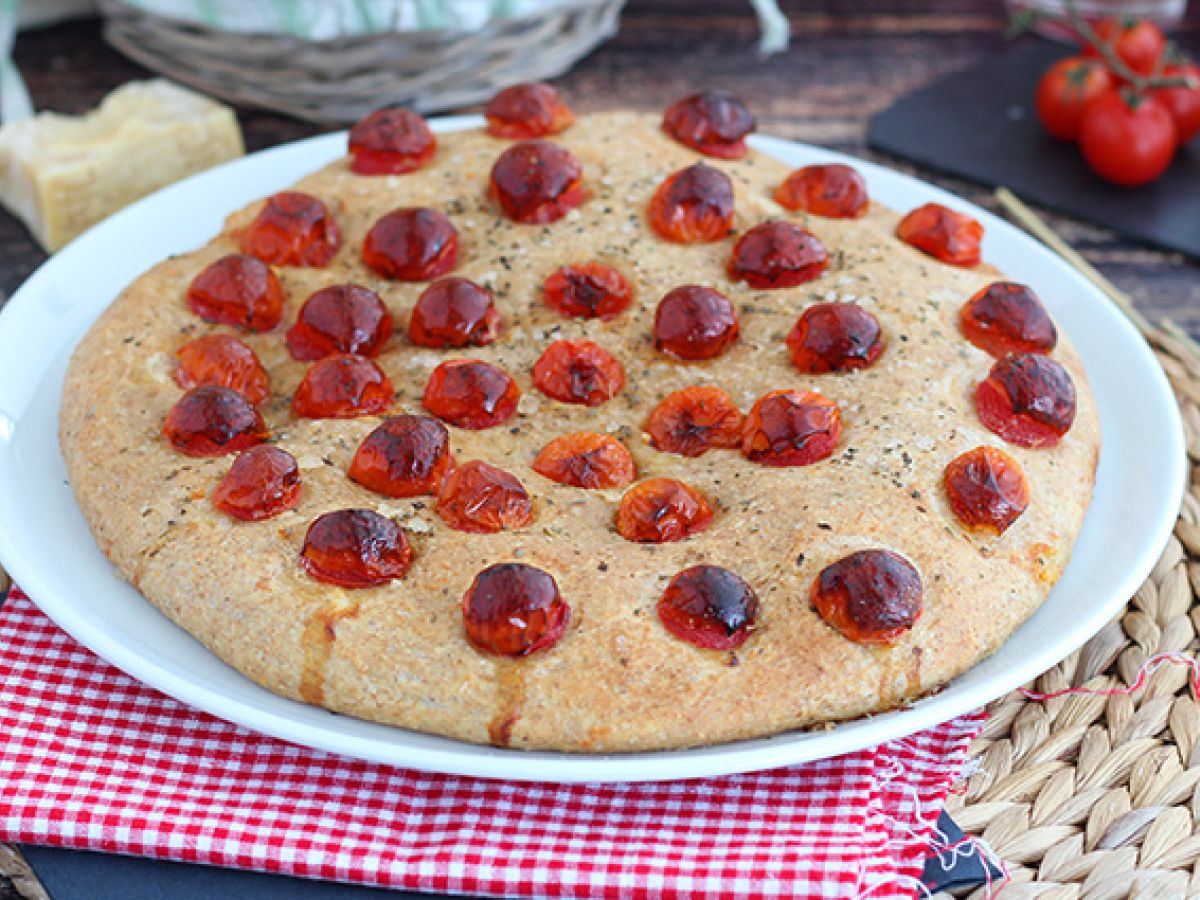 Focaccia z pomidorkami koktajlowymi