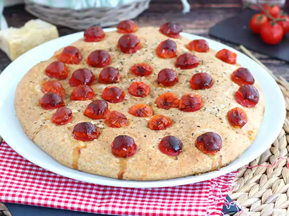 Focaccia z pomidorkami koktajlowymi