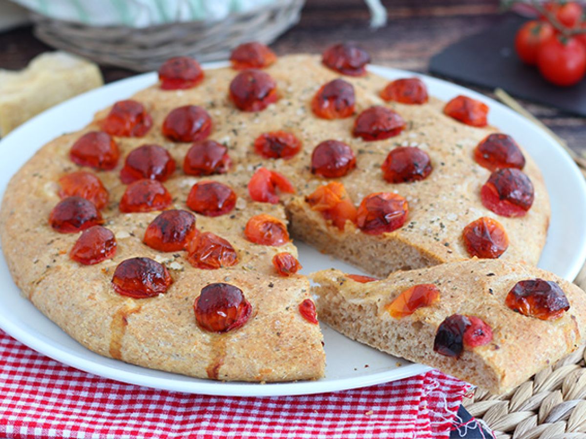 Focaccia z pomidorkami koktajlowymi - zdjęcie 2