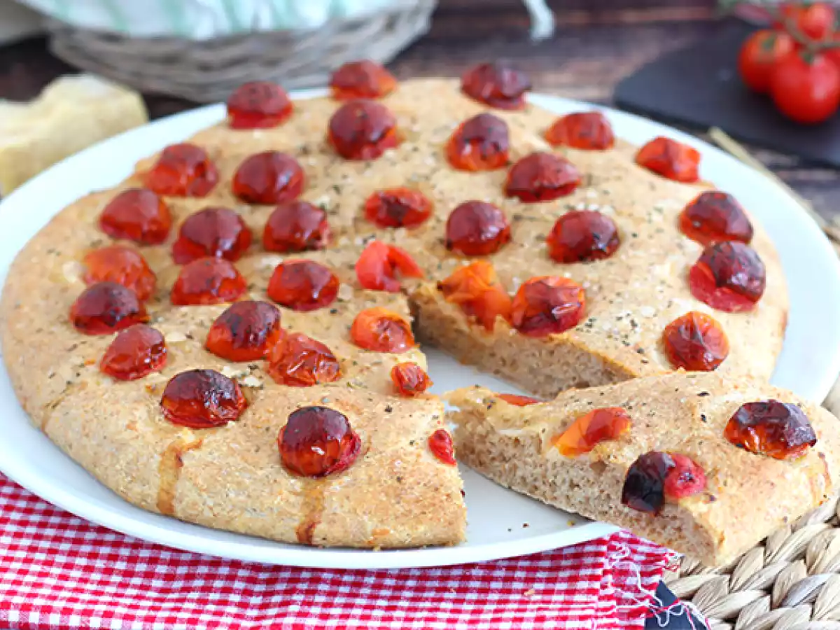 Focaccia z pomidorkami koktajlowymi - zdjęcie 2