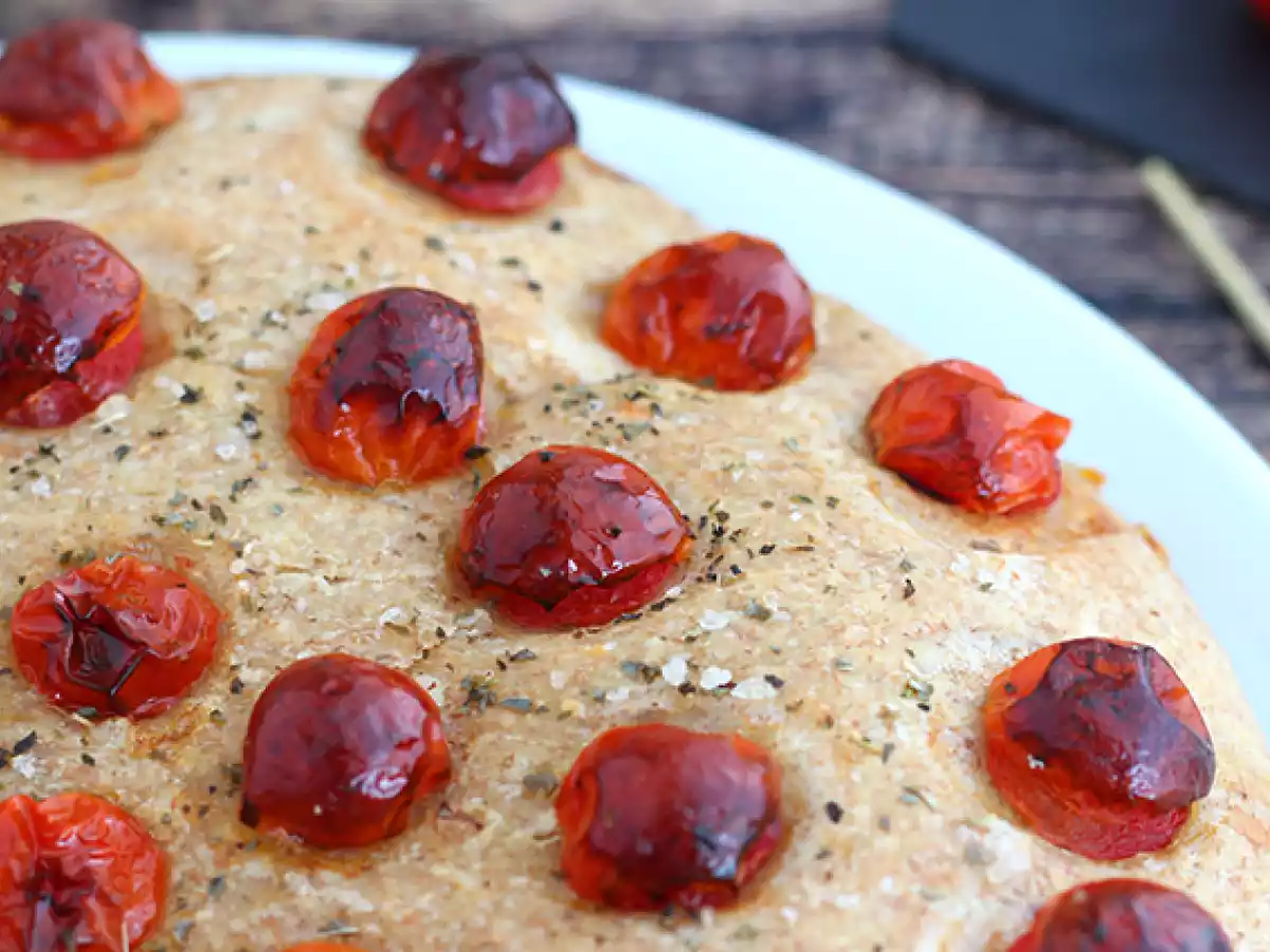 Focaccia z pomidorkami koktajlowymi - zdjęcie 3