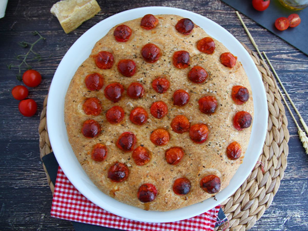Focaccia z pomidorkami koktajlowymi - zdjęcie 5