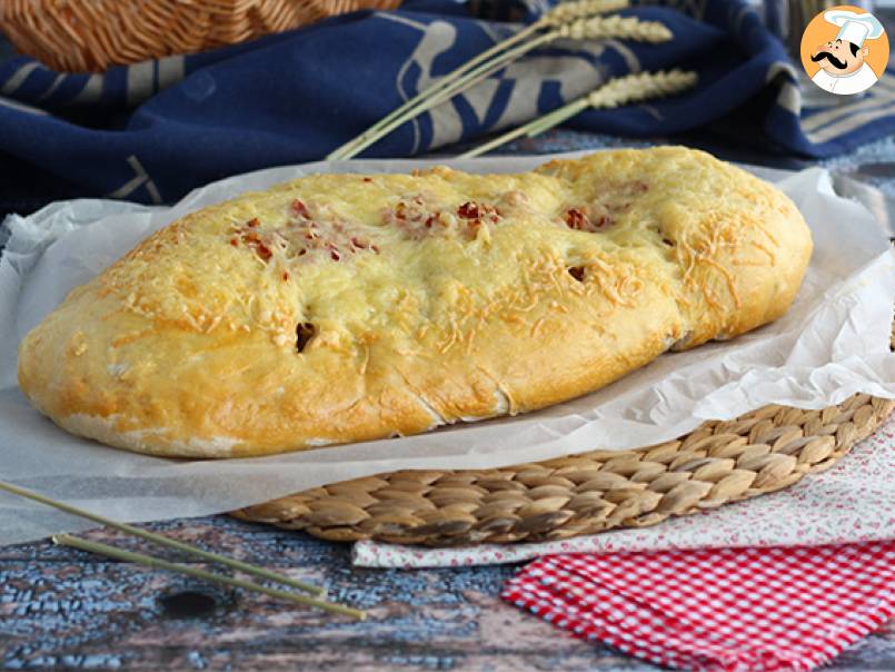 Fougasse z boczkiem i cebulą