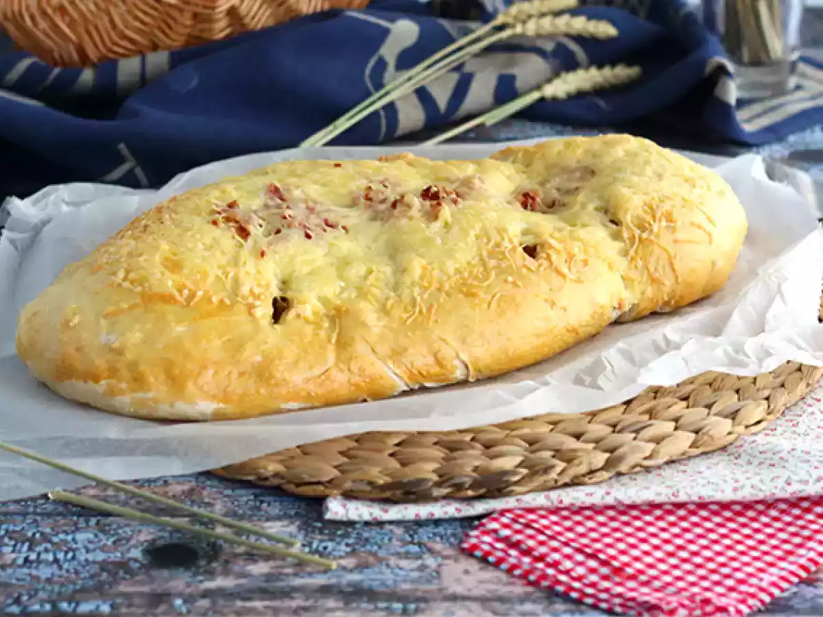 Fougasse z boczkiem i cebulą