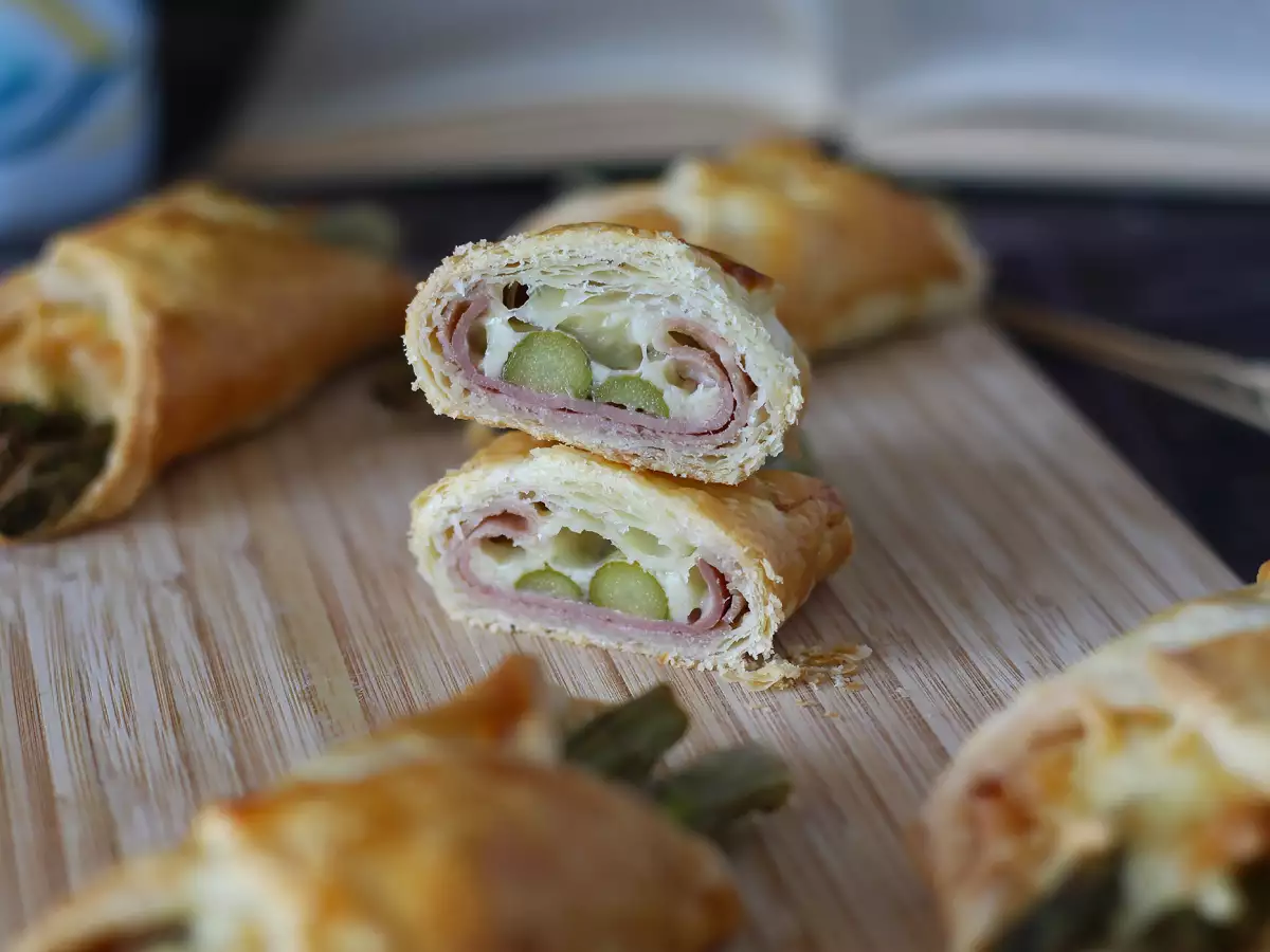 Francuskie przekąski ze szparagami, szynką i ciągnącą się mozzarellą - zdjęcie 3