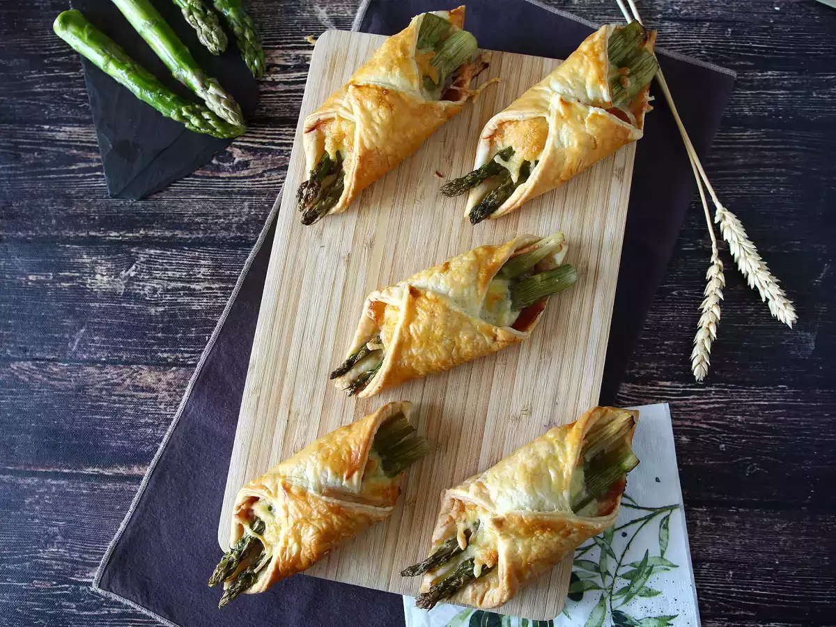Francuskie przekąski ze szparagami, szynką i ciągnącą się mozzarellą - zdjęcie 5