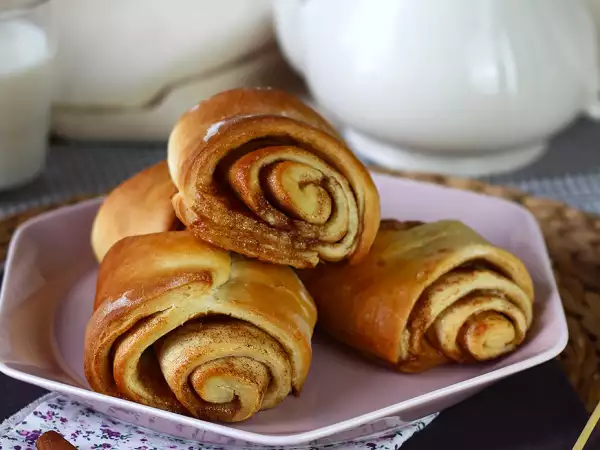 Przepis Franzbrötchen – prosty przepis na domowe bułeczki cynamonowe