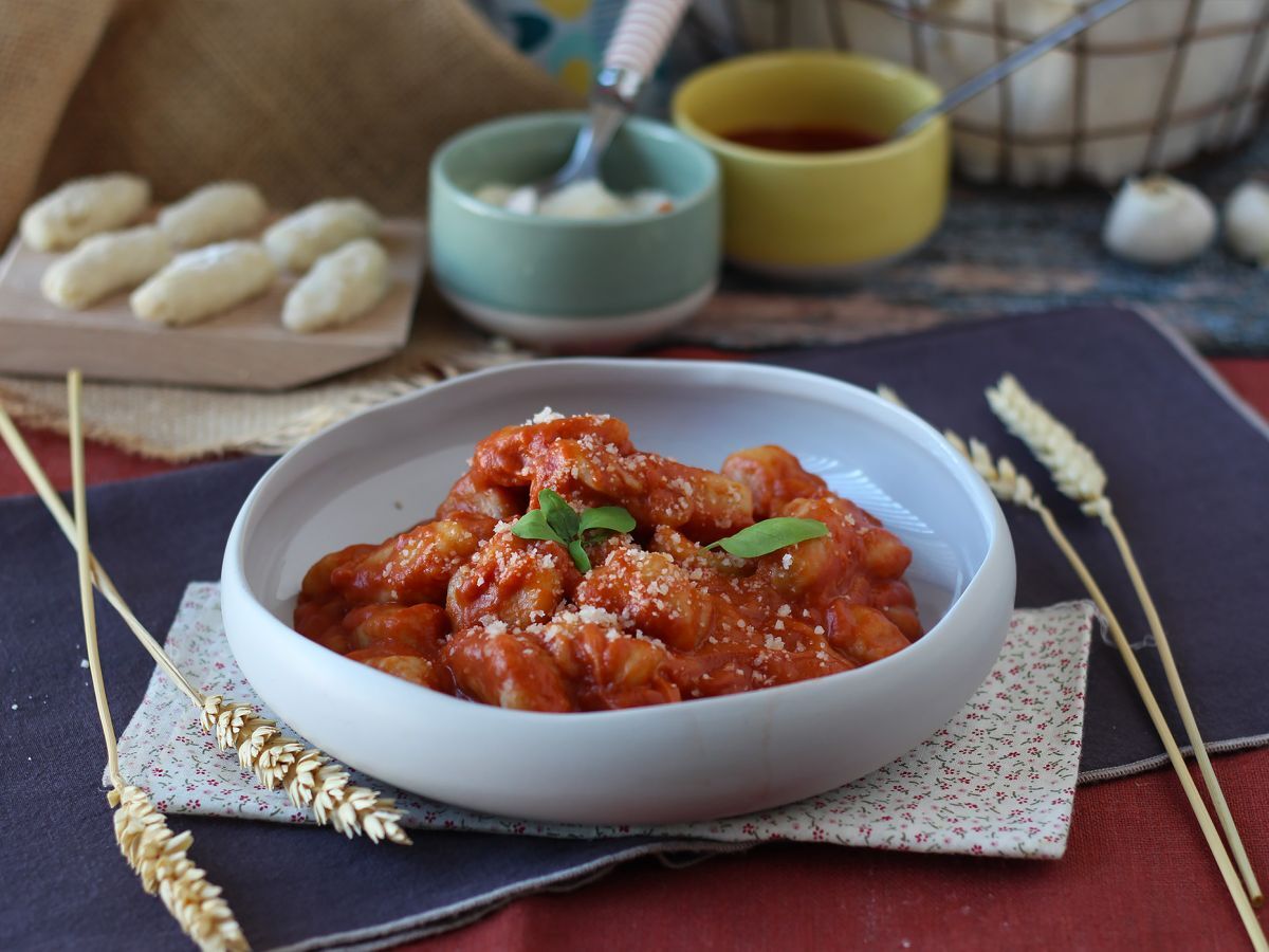 Gnocchi alla Sorrentina na patelni: szybki i serowy przepis, który wszyscy uwielbiają!
