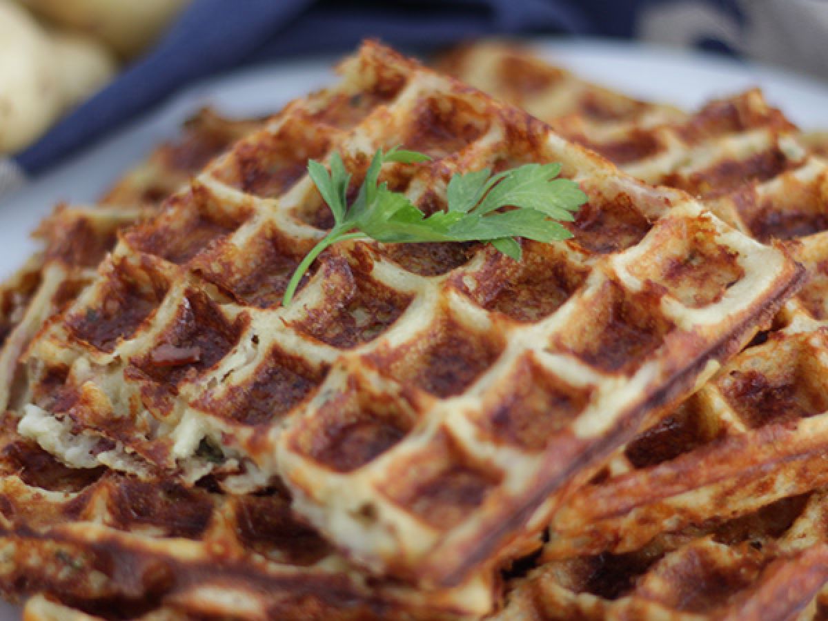 Gofry z boczkiem, serem comté i ziemniakami