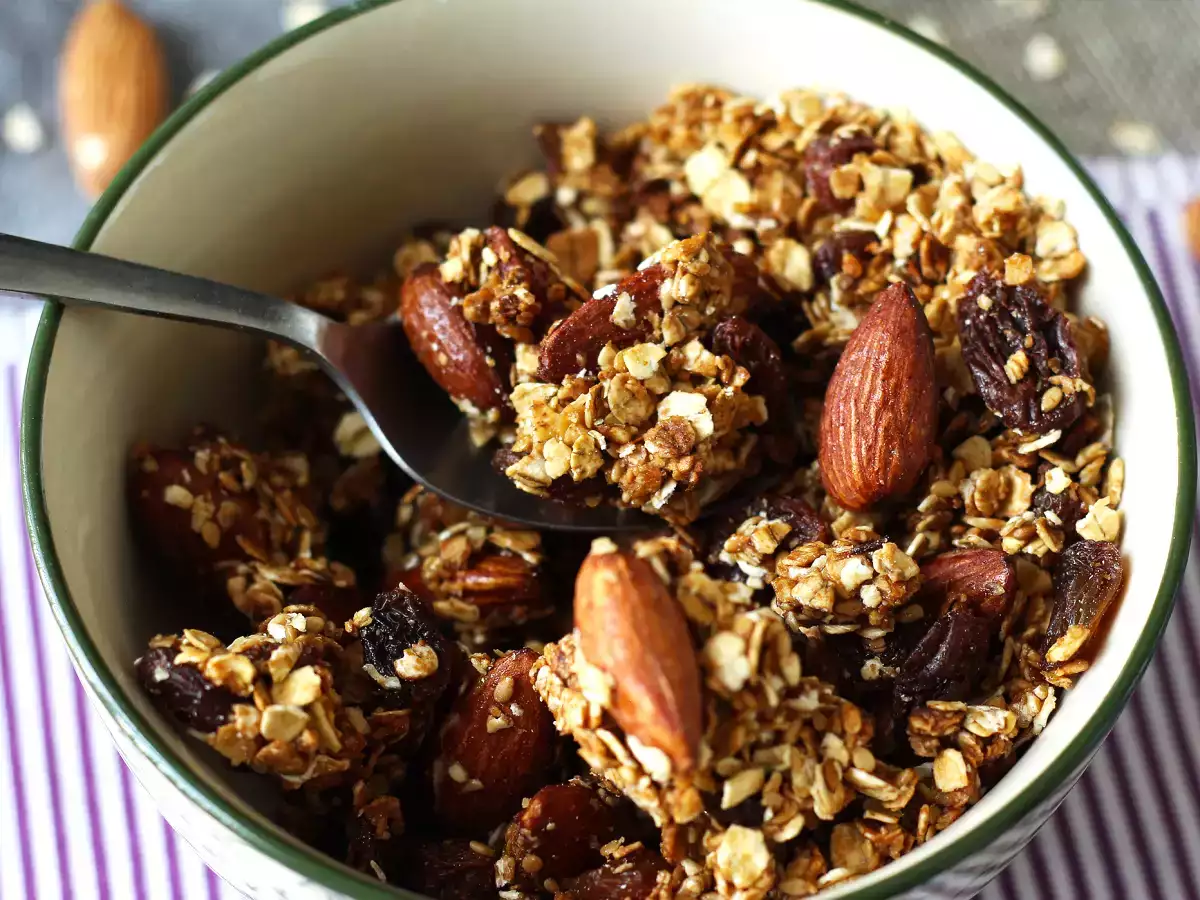 Granola ekspresowa z frytkownicą powietrzną, aby schrupać śniadanie