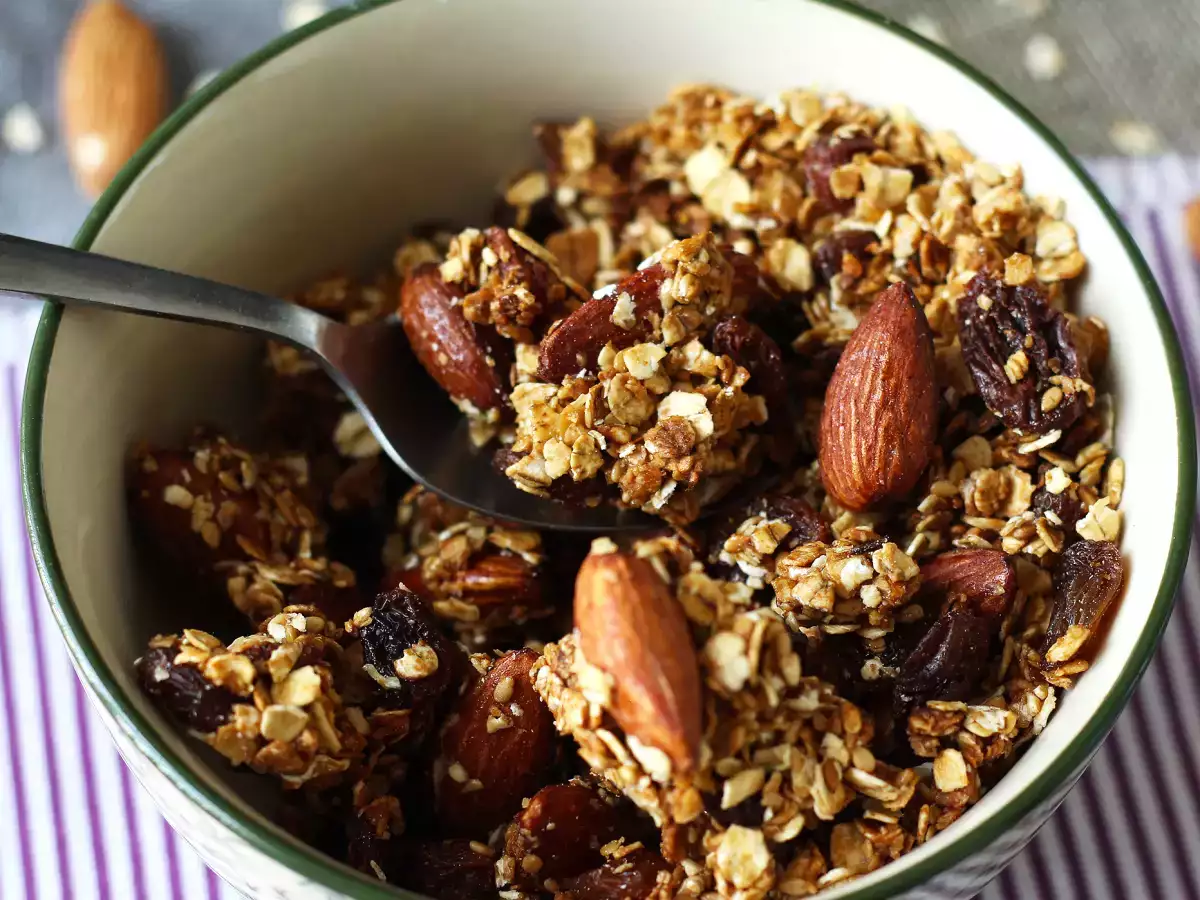 Granola z airfryera w 10 minut – szybkie i chrupiące śniadanie