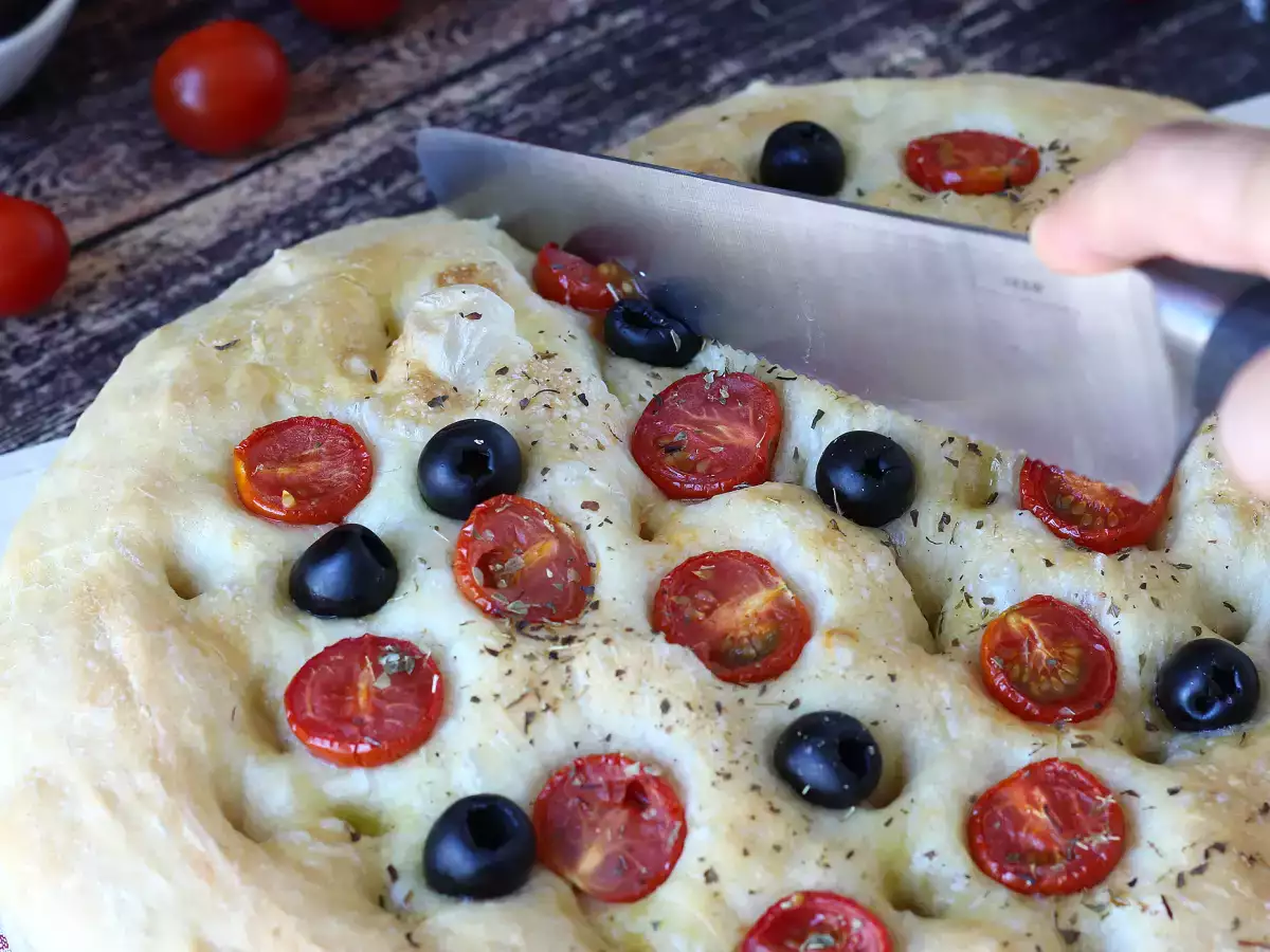 Gruba i puszysta focaccia z pomidorkami koktajlowymi, oliwkami i oregano - zdjęcie 2