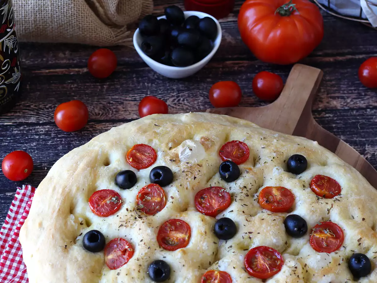 Gruba i puszysta focaccia z pomidorkami koktajlowymi, oliwkami i oregano - zdjęcie 3