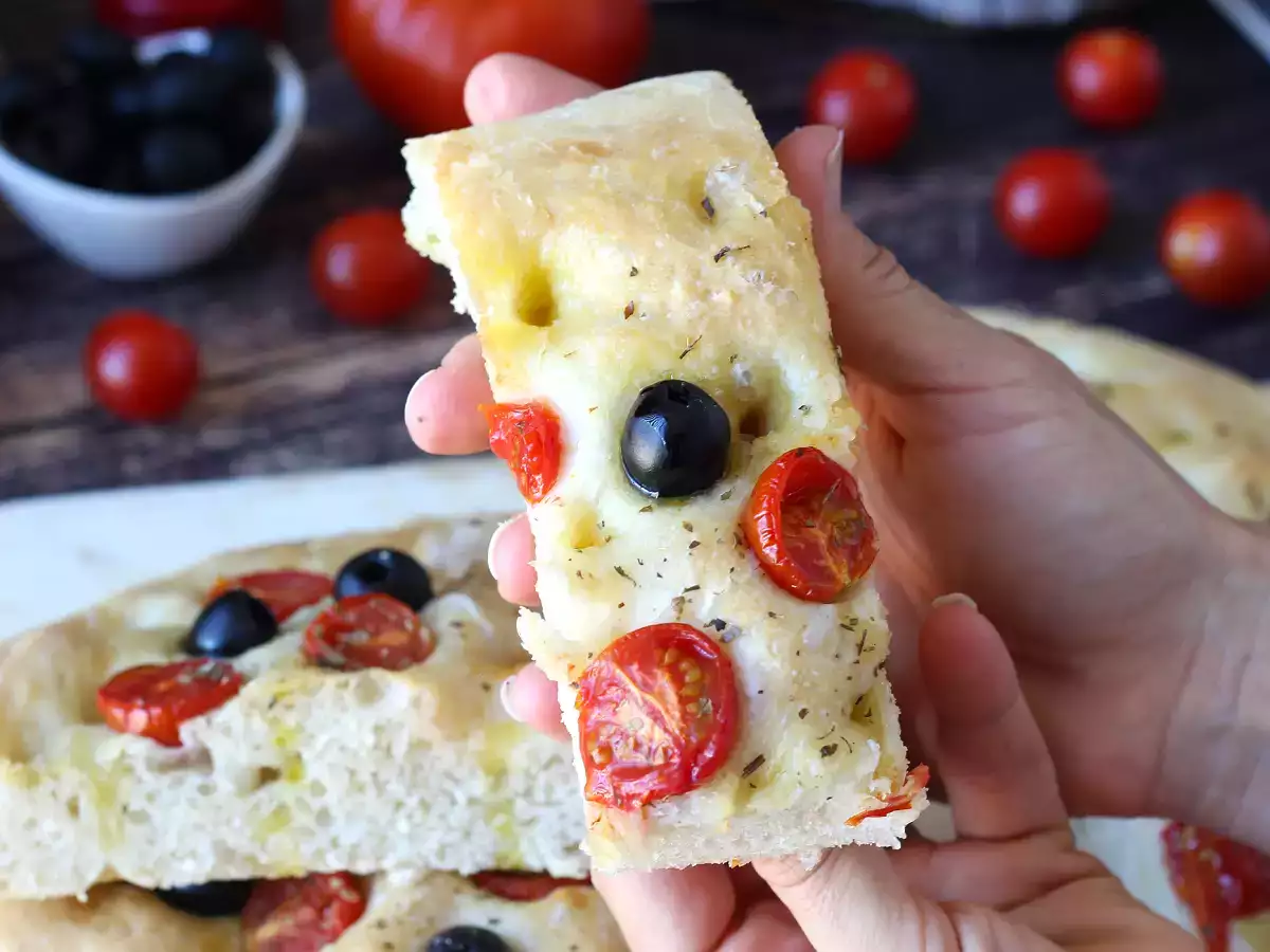 Gruba i puszysta focaccia z pomidorkami koktajlowymi, oliwkami i oregano - zdjęcie 4