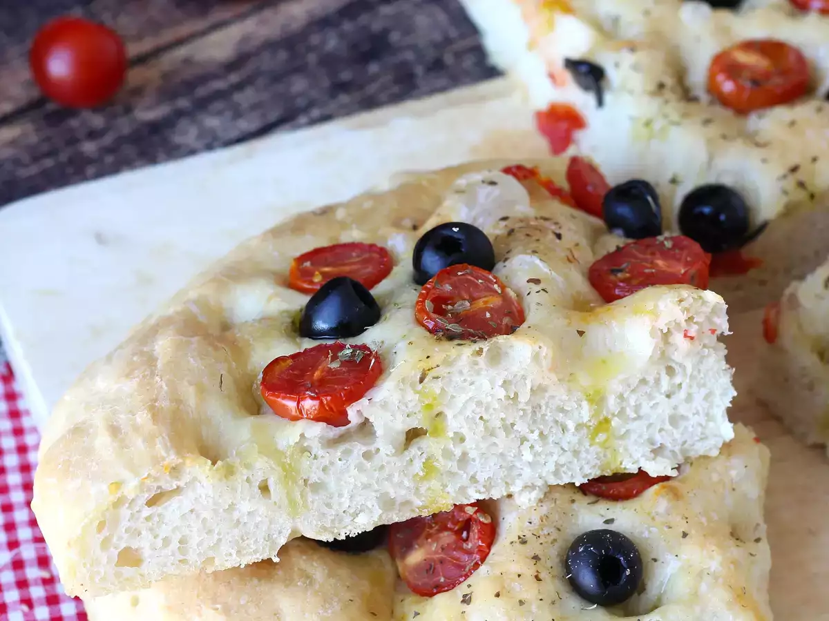 Gruba i puszysta focaccia z pomidorkami koktajlowymi, oliwkami i oregano - zdjęcie 5