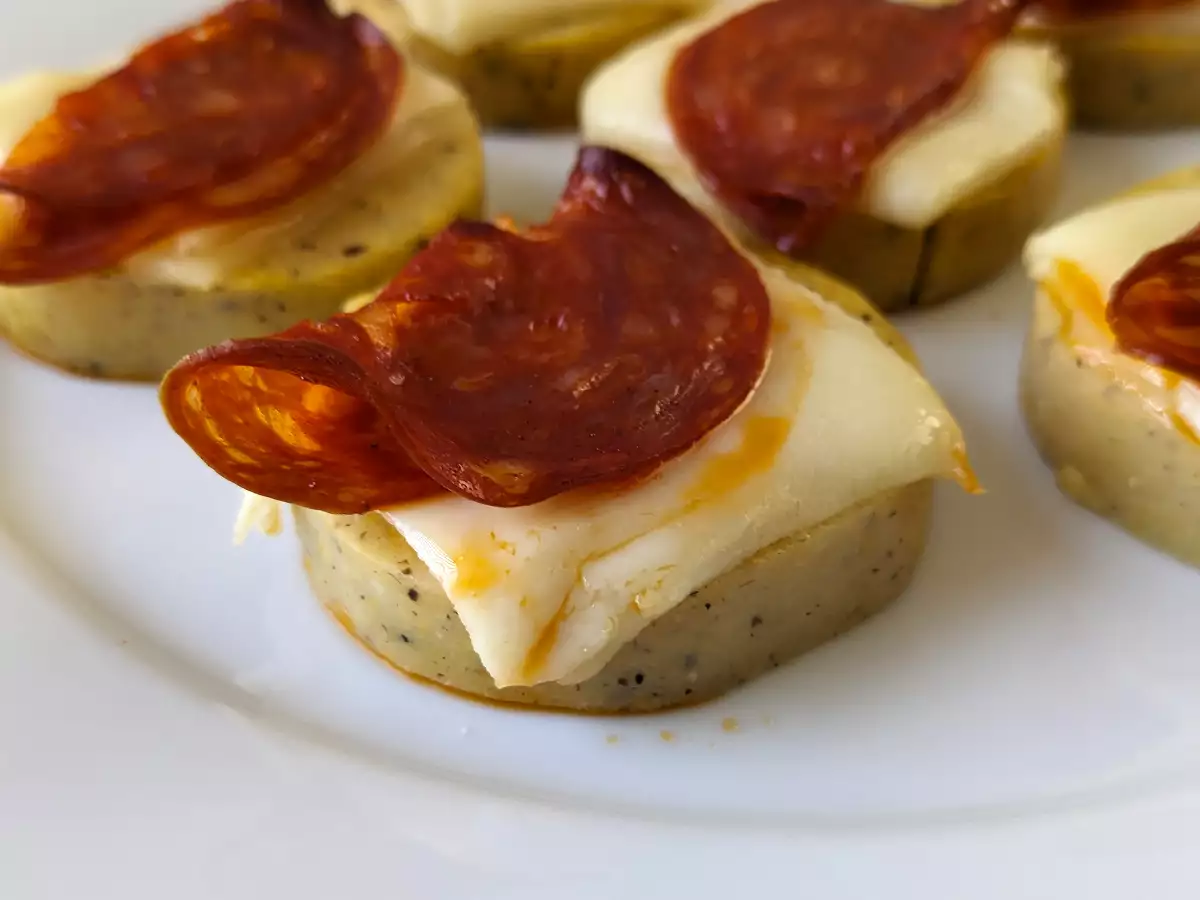 Grzanki z polenty z serem scamorza i pikantnym salami