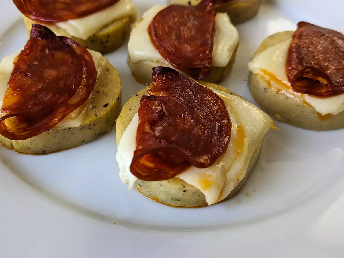 Grzanki z polenty z serem scamorza i pikantnym salami - zdjęcie 2