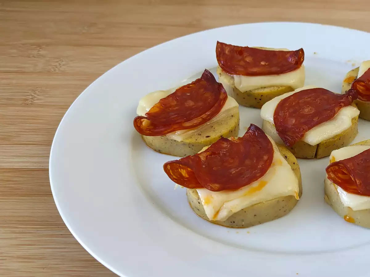 Grzanki z polenty z serem scamorza i pikantnym salami - zdjęcie 3