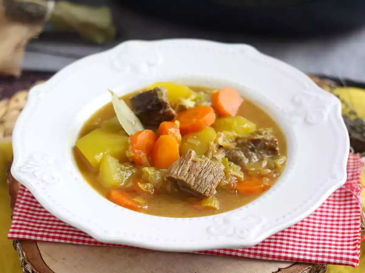 Gulasz wołowy z ziemniakami z szybkowaru