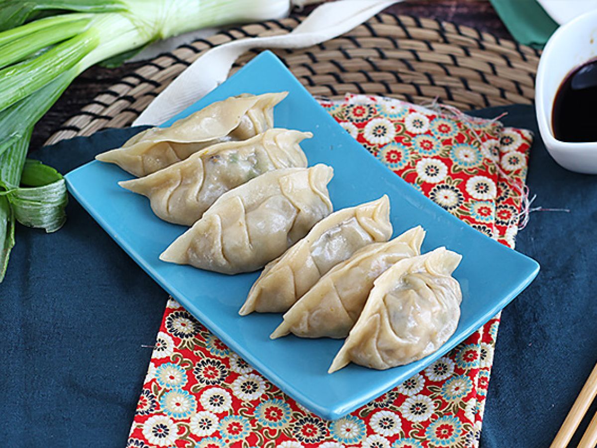 Gyozas z kurczakiem, marchewką i pieczarkami - zdjęcie 2