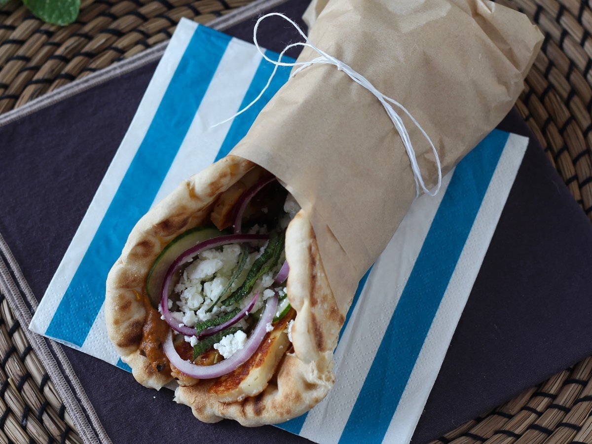 Gyros z halloumi, wegetariańska wersja greckiej kanapki! - zdjęcie 4