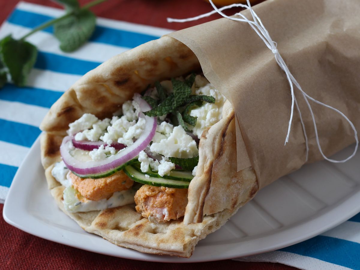 Gyros z łososiem, idealna grecka kanapka rybna na lato!