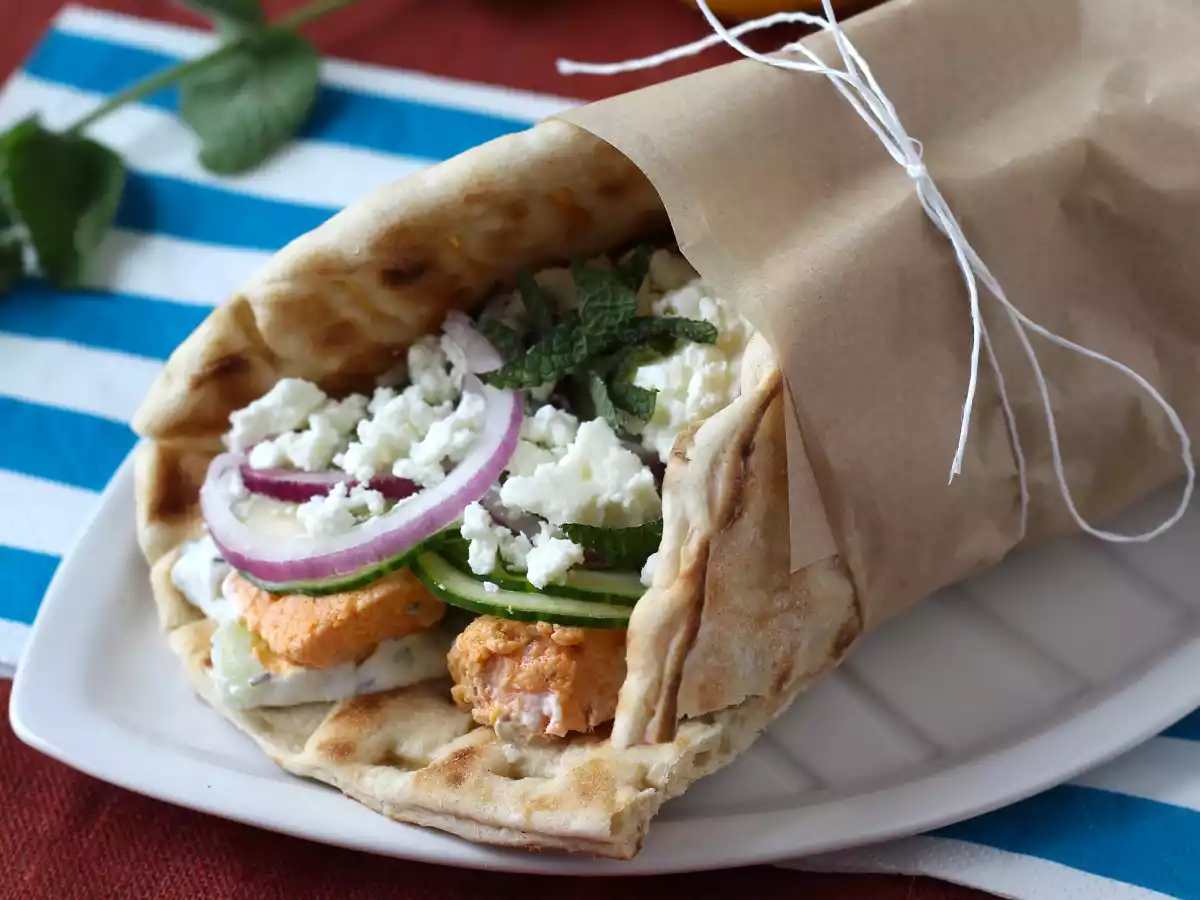 Gyros z łososiem, idealna grecka kanapka rybna na lato!