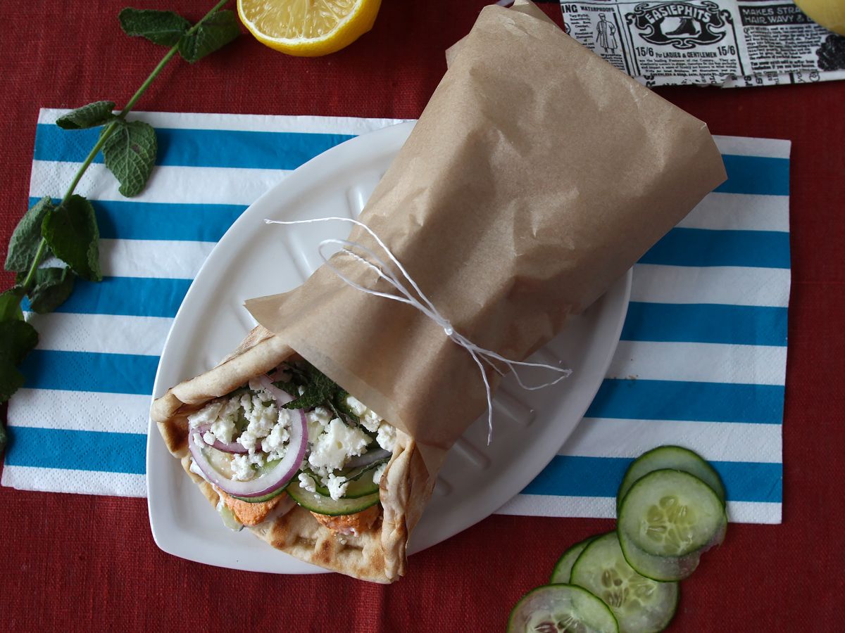 Gyros z łososiem, idealna grecka kanapka rybna na lato! - zdjęcie 3