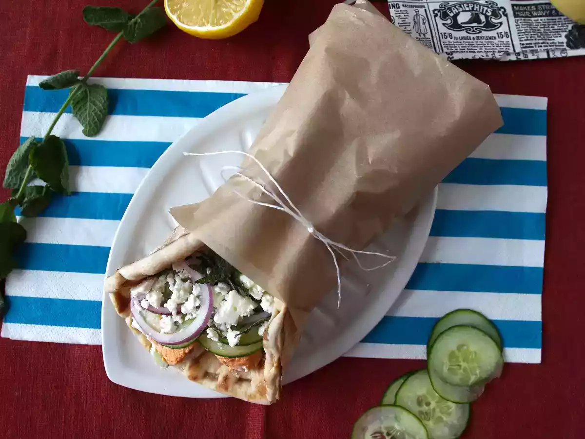 Gyros z łososiem, idealna grecka kanapka rybna na lato! - zdjęcie 3