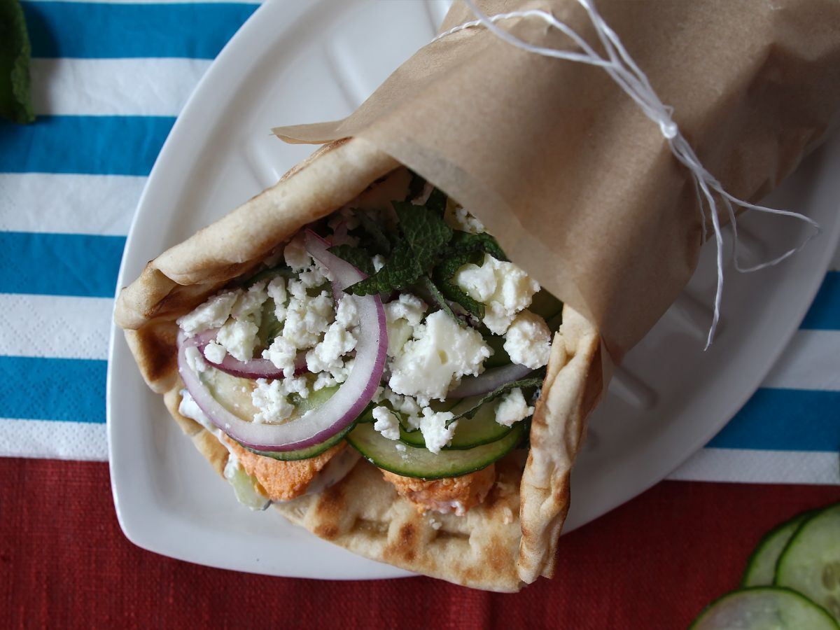 Gyros z łososiem, idealna grecka kanapka rybna na lato! - zdjęcie 4