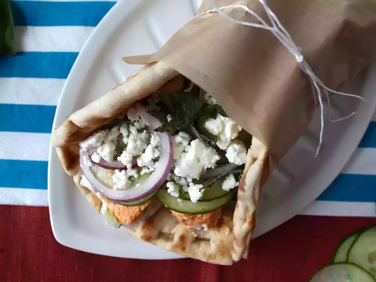 Gyros z łososiem, idealna grecka kanapka rybna na lato! - zdjęcie 4