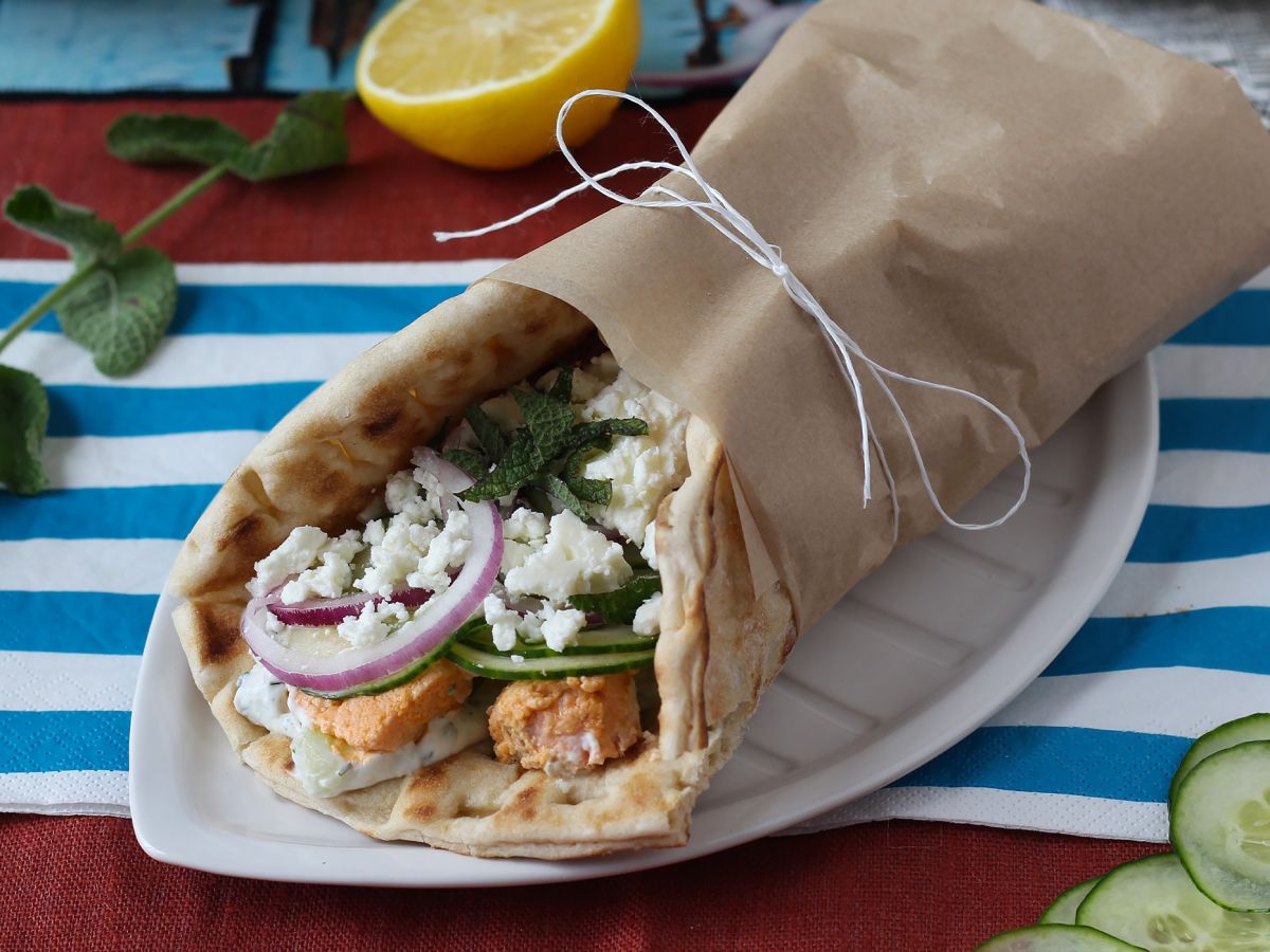 Gyros z łososiem, idealna grecka kanapka rybna na lato! - zdjęcie 5