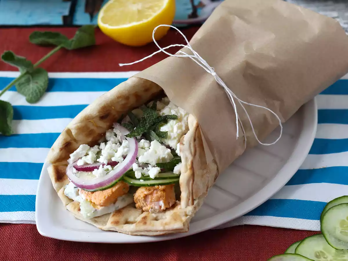 Gyros z łososiem, idealna grecka kanapka rybna na lato! - zdjęcie 5