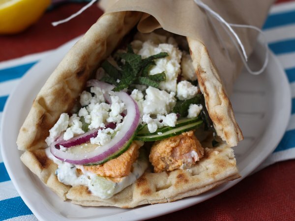 Gyros z łososiem, idealna grecka kanapka rybna na lato! - zdjęcie 2