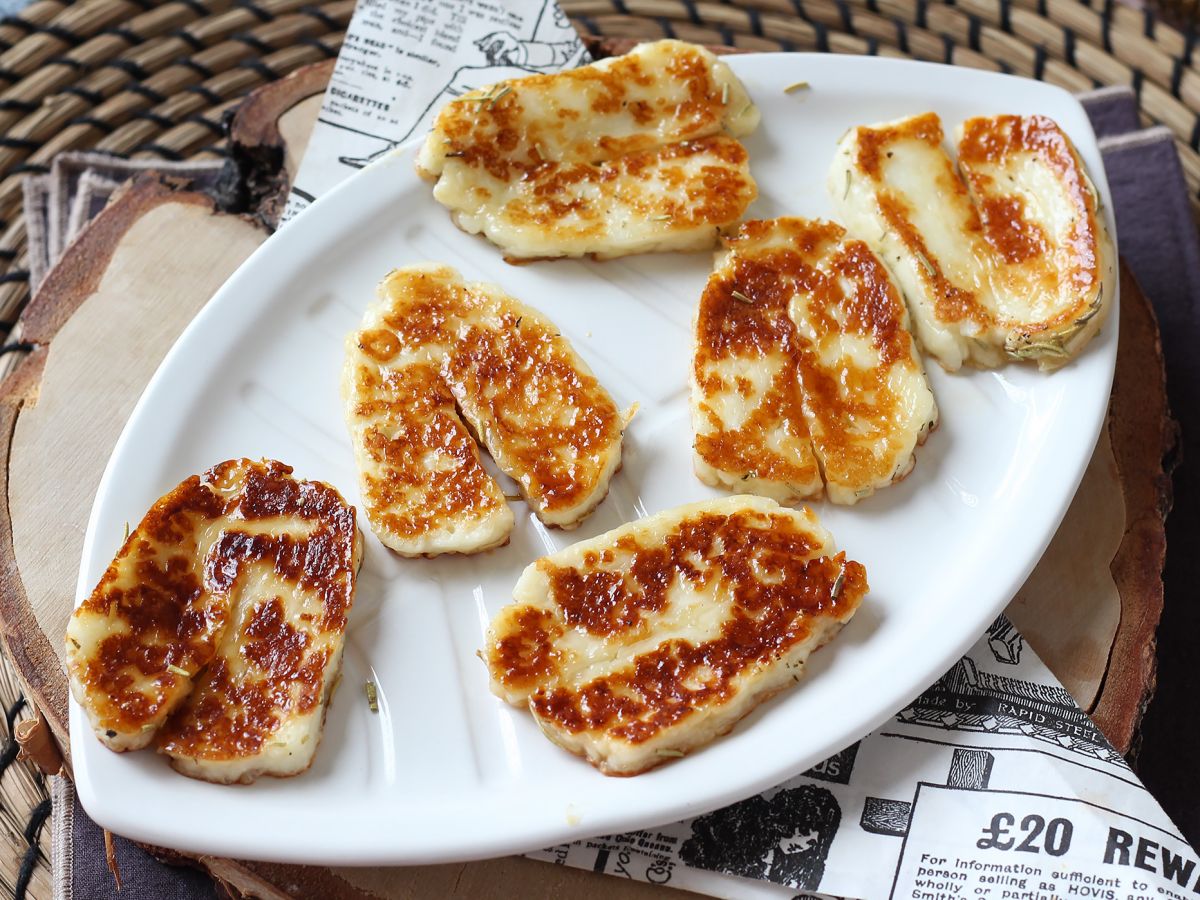 Halloumi smażone na słodko-kwaśno z miodem i rozmarynem