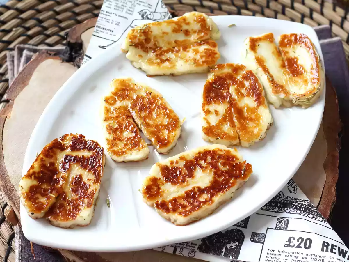 Halloumi smażone na słodko-kwaśno z miodem i rozmarynem