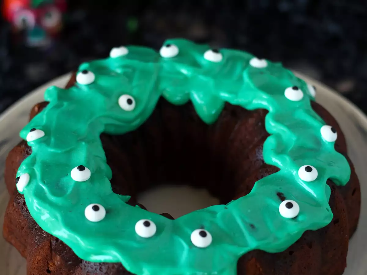 Halloweenowe ciasto typu bundt z diabelsko pysznym lukrem - zdjęcie 7