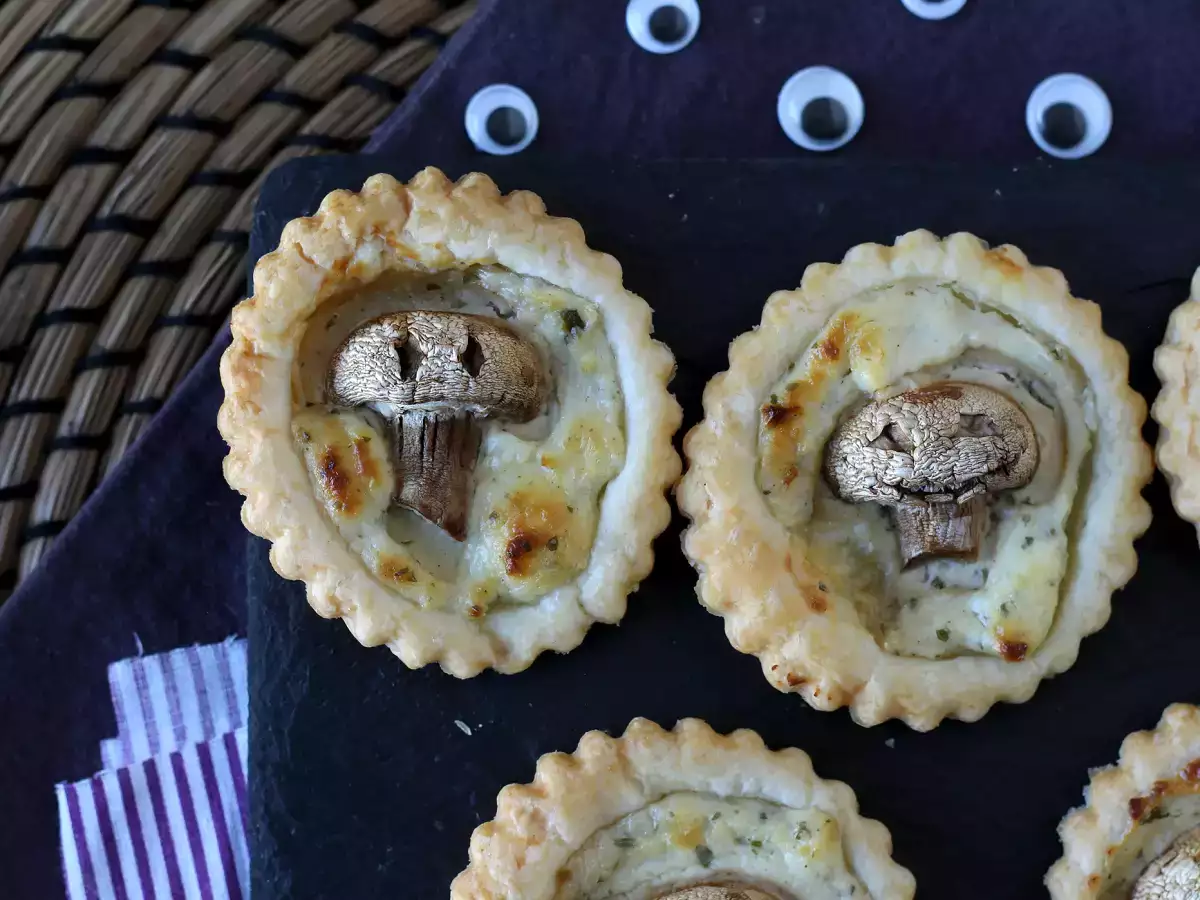 Halloweenowe tartaletki z pieczarkami i serem czosnkowo-ziołowym - zdjęcie 2