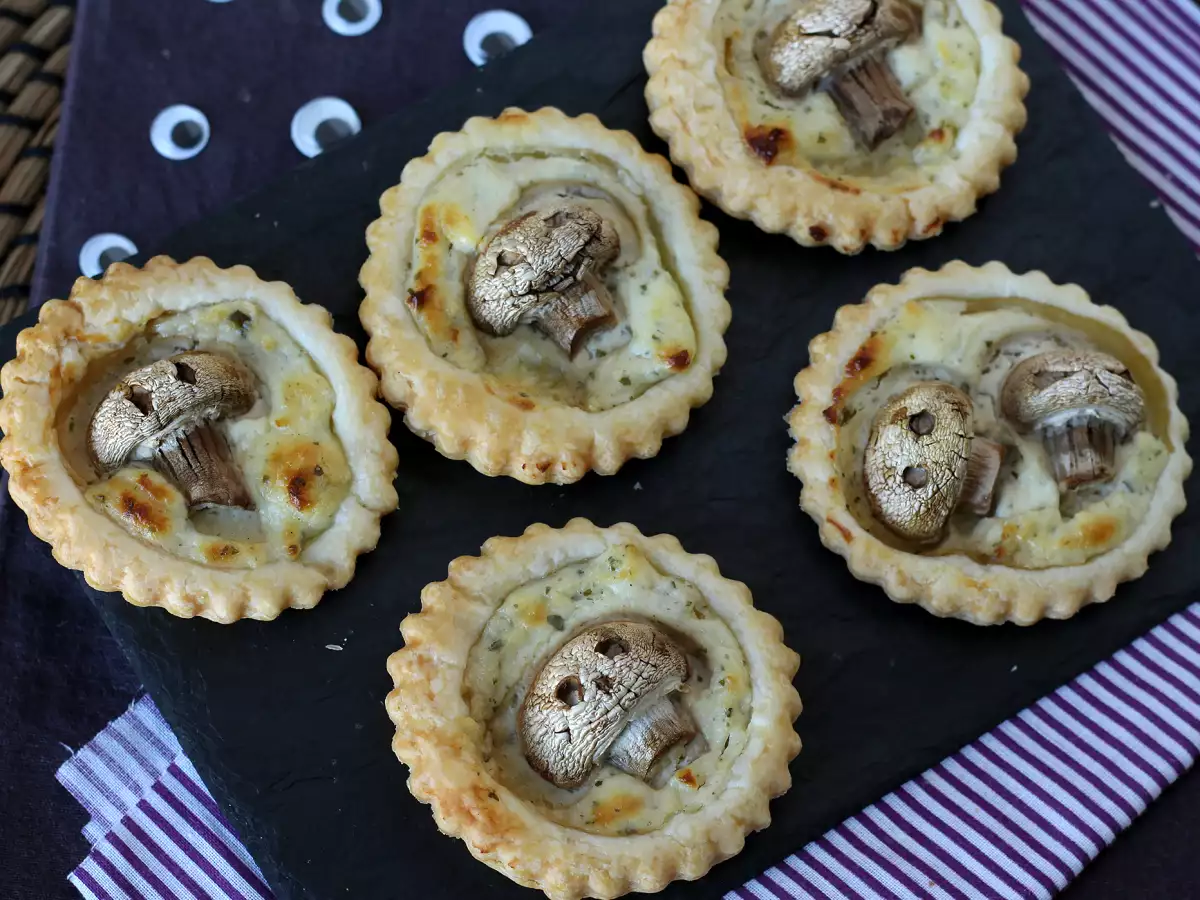 Halloweenowe tartaletki z pieczarkami i serem czosnkowo-ziołowym - zdjęcie 5
