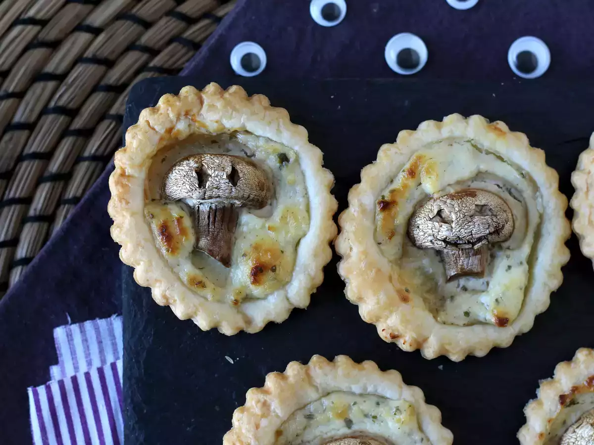 Halloweenowe tarty z grzybami i serem czosnkowo-ziołowym - zdjęcie 2