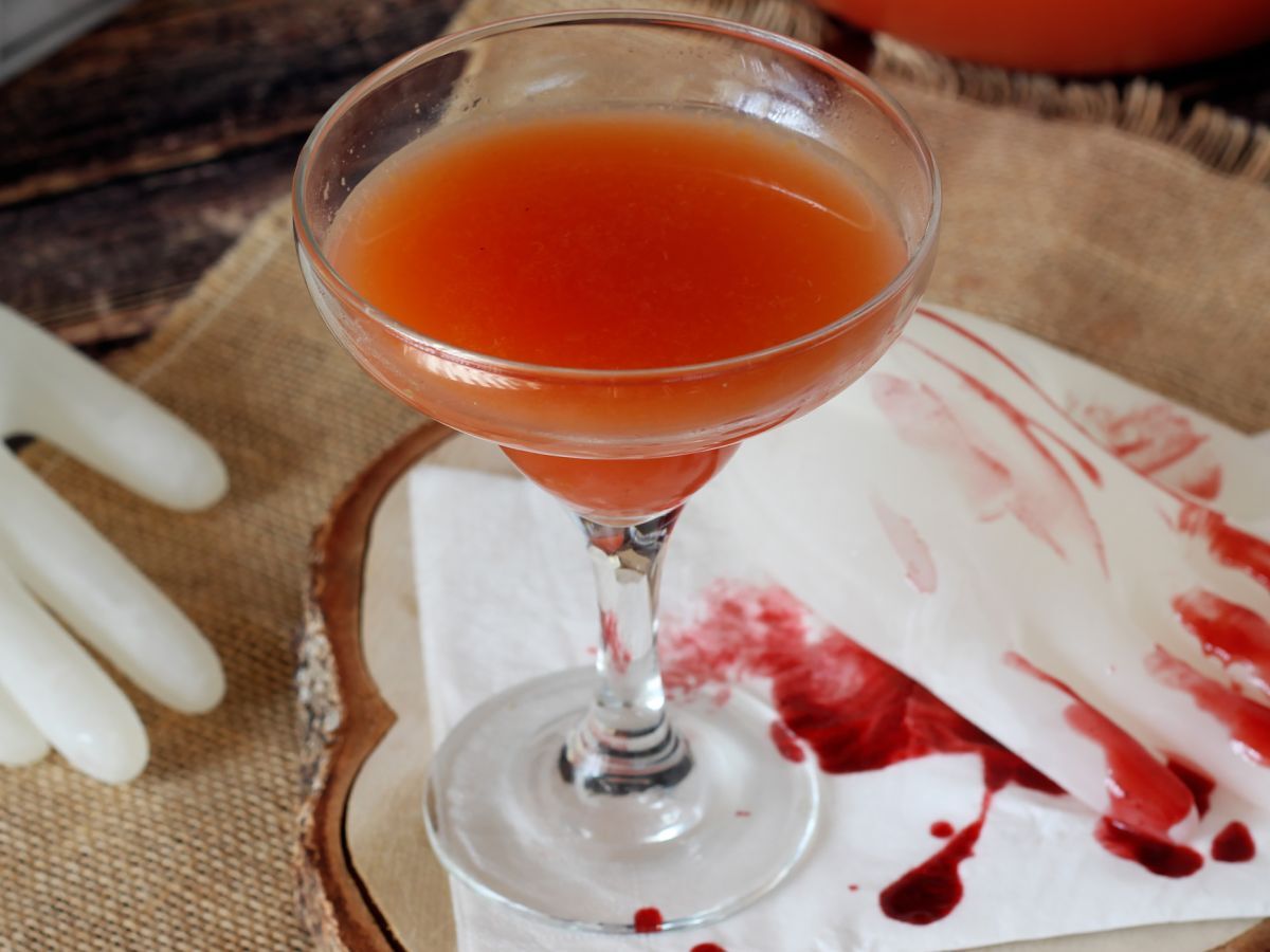 Halloweenowy koktajl z ręką w kształcie kostki lodu - łatwy przepis! - zdjęcie 2