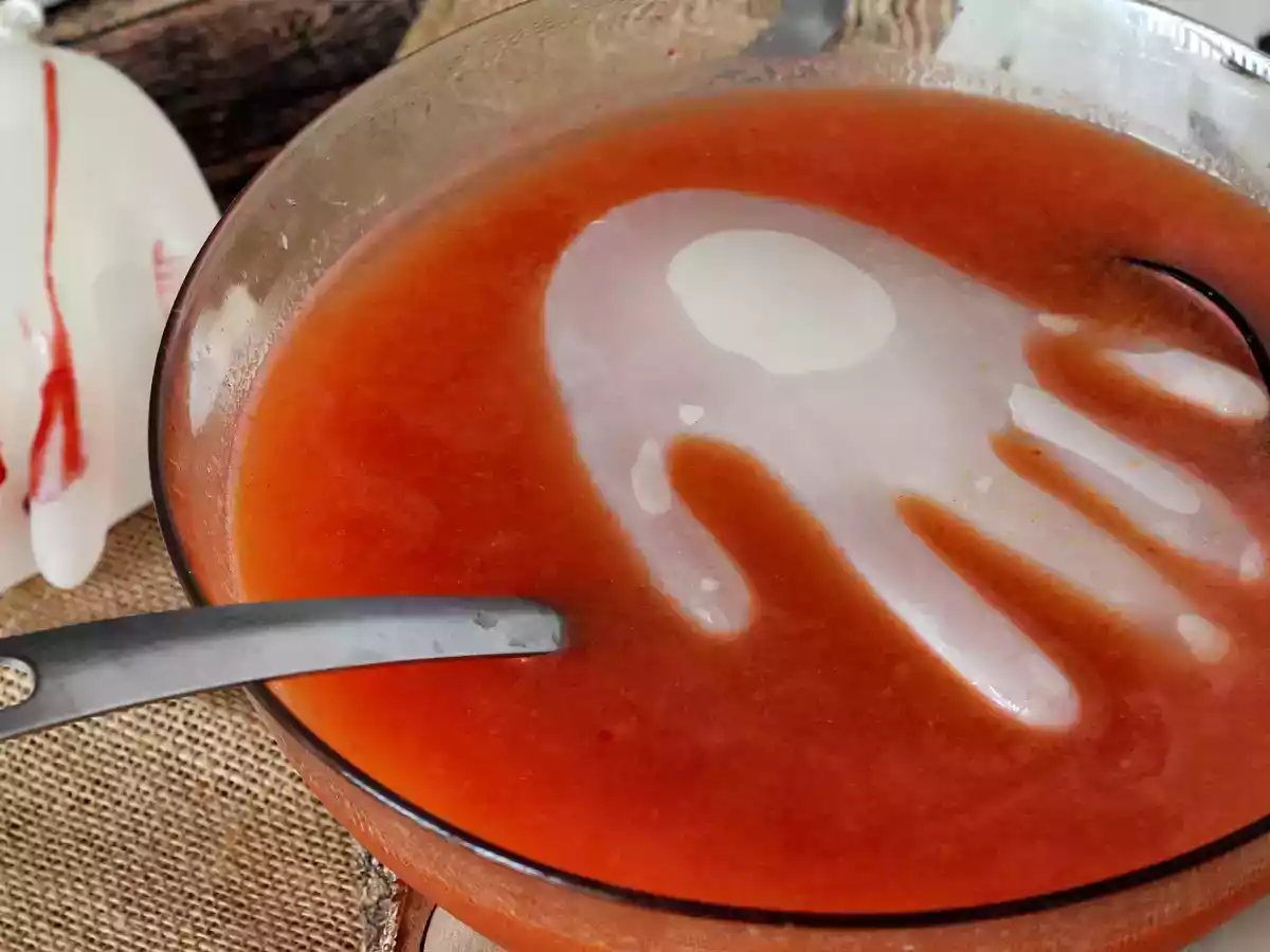 Halloweenowy koktajl z ręką w kształcie kostki lodu - łatwy przepis! - zdjęcie 5